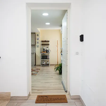 Domus Apartment *